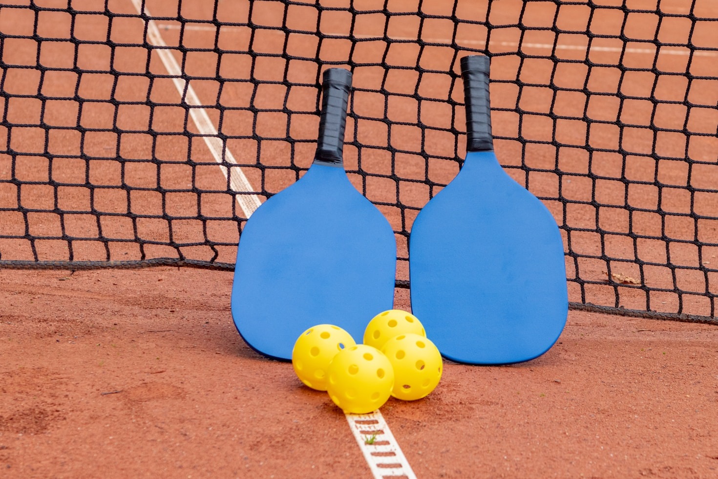 Comparing Lightweight vs. Heavyweight Pickleball Paddles